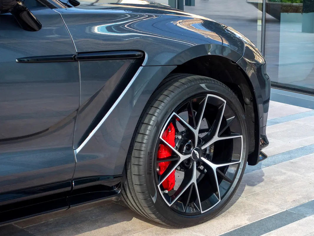 Aston Martin DBX, 2024 — фото 3 из 10