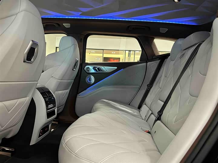 BMW XM, 2024 — фото 9 из 12