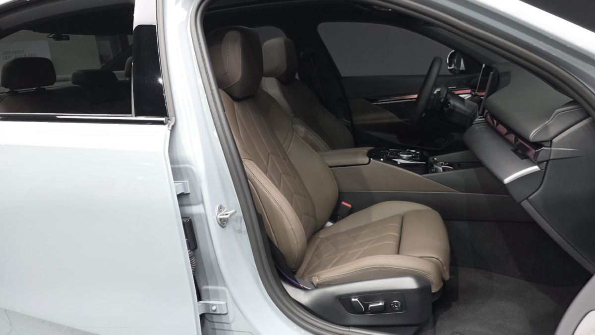 BMW 5 Series, 2025 — фото 11 из 12