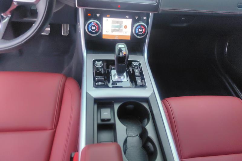 Jaguar XE L, 2024 — фото 12 из 12