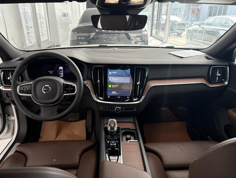 Volvo S60, 2023 — фото 3 из 8