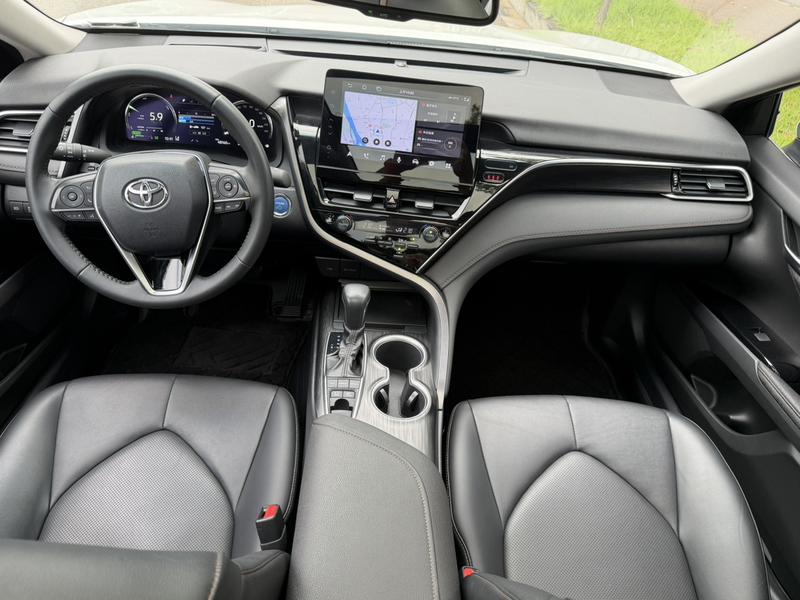 Toyota Camry, 2023 — фото 7 из 11