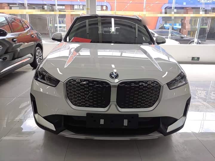 BMW iX1, 2025 — фото 3 из 9
