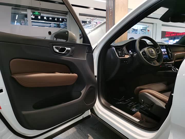 Volvo XC60 Hybrid, 2024 — фото 5 из 9