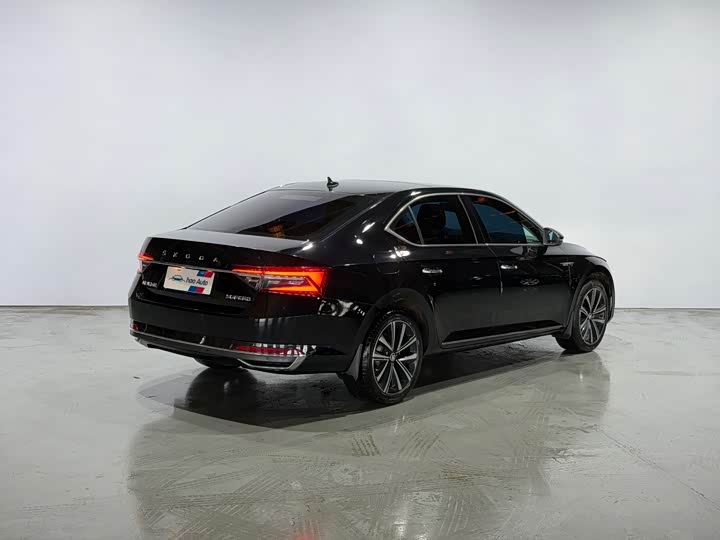 Skoda Superb, 2023 — фото 6 из 9