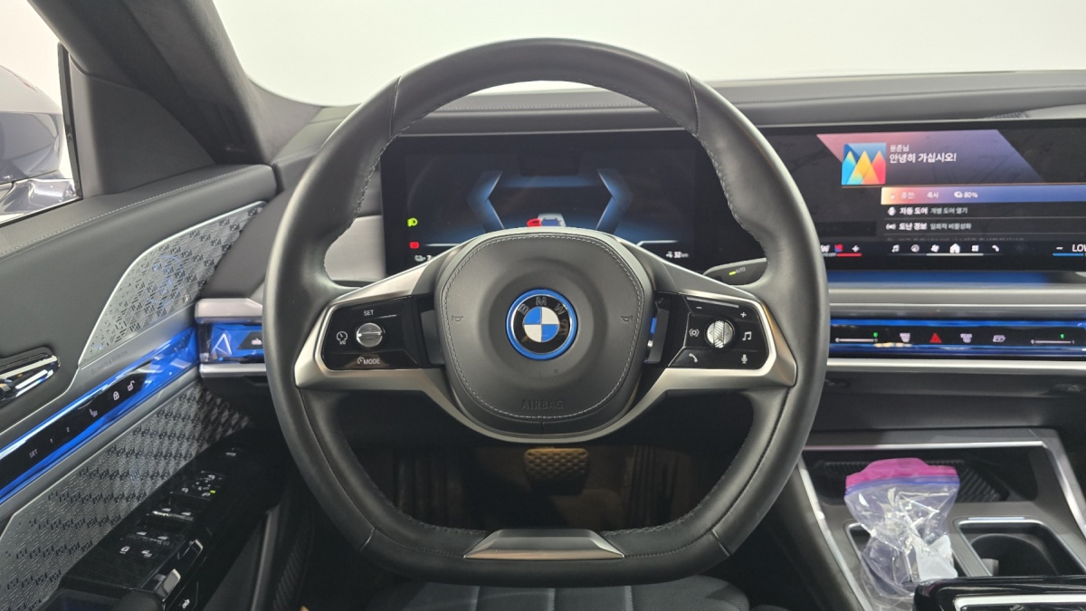 BMW i7, 2023 — фото 12 из 12