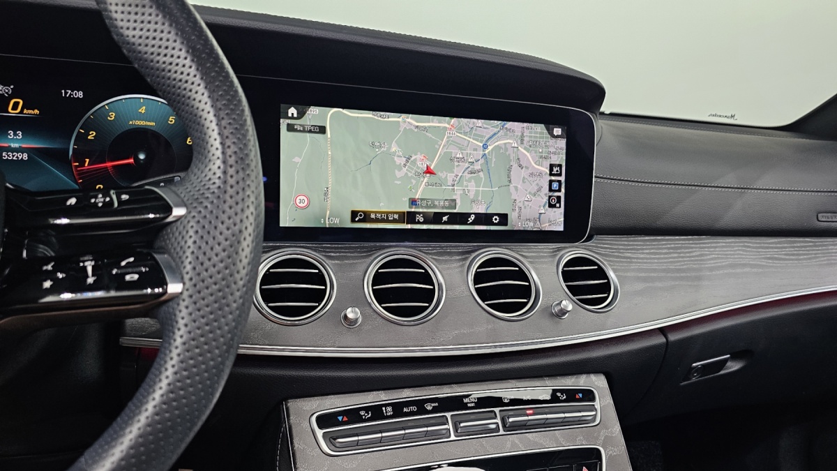 Mercedes-Benz E-Class, 2022 — фото 12 из 12