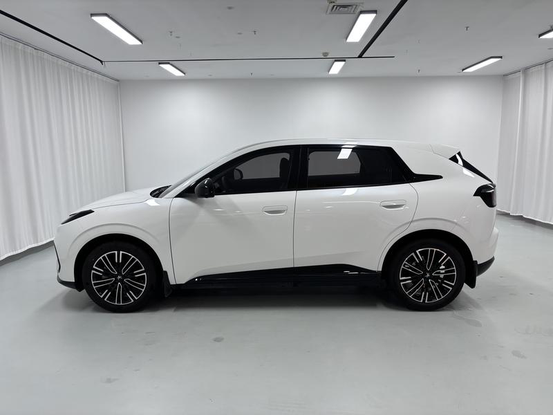 BAIC Arcfox T1, 2025 — фото 4 из 12