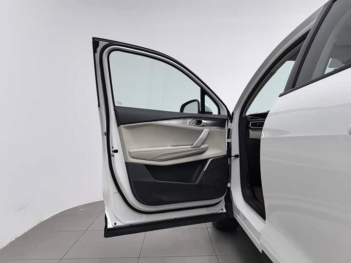 Lynk & Co 06 EM-P Hybrid, 2022 — фото 8 из 9