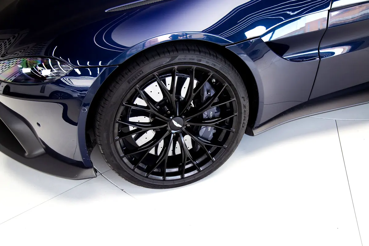 Aston Martin Vantage, 2023 — фото 6 из 10