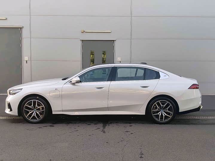 BMW i5, 2025 — фото 6 из 9