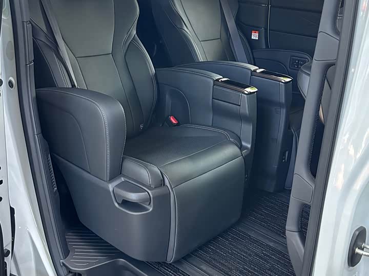 Toyota Alphard, 2025 — фото 6 из 9