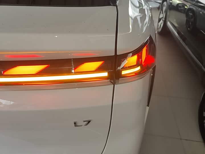 Geely Galaxy L7, 2024 — фото 8 из 9