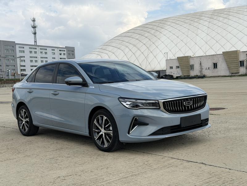 Geely Emgrand, 2023 — фото 3 из 12