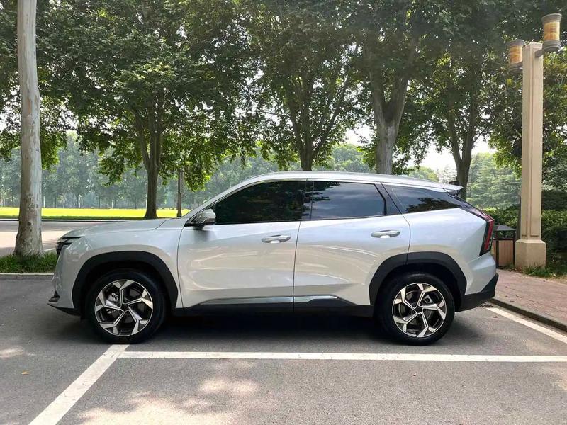 Geely Atlas L, 2023 — фото 3 из 10