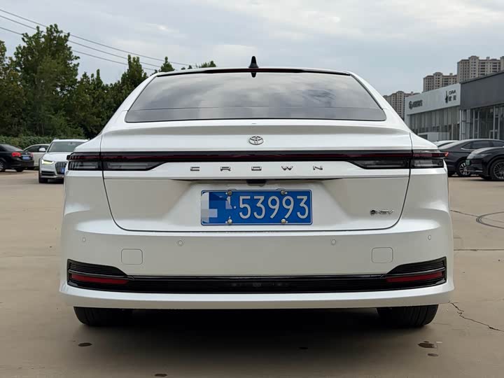 Toyota Crown Sedan, 2025 — фото 4 из 9