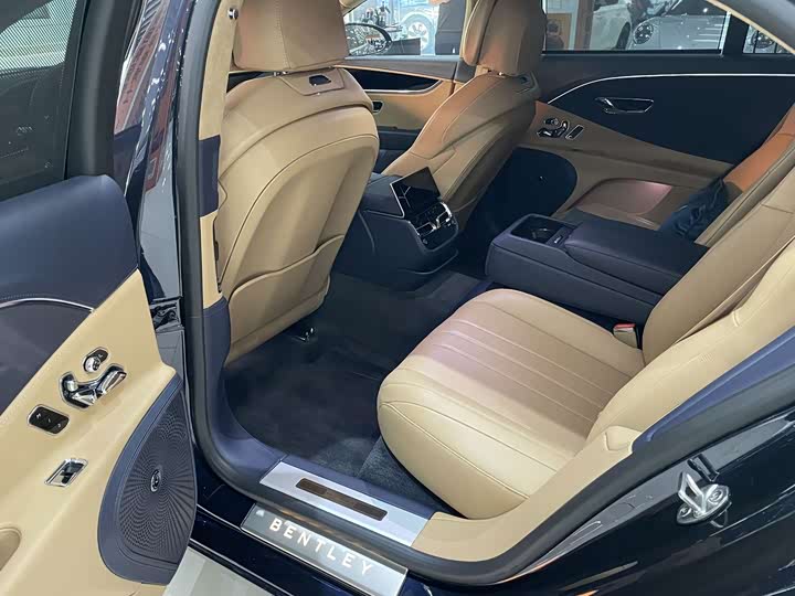 Bentley Flying Spur, 2022 — фото 6 из 9