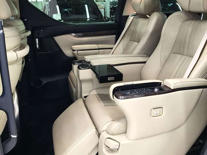 Toyota Alphard, 2022 — фото 7 из 9