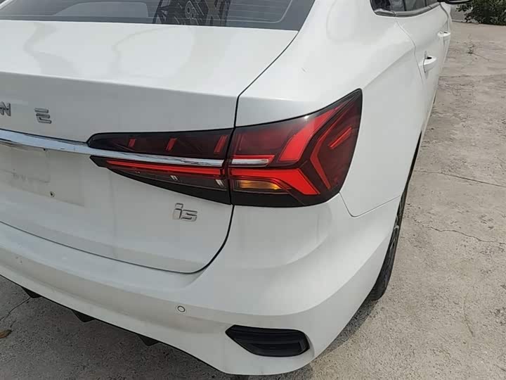 Roewe i5, 2022 — фото 8 из 9