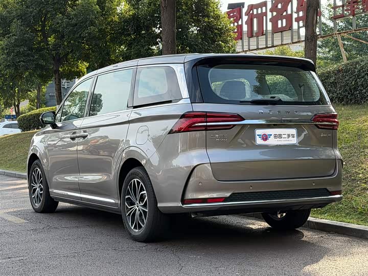 Roewe iMax 8 EV, 2025 — фото 4 из 9