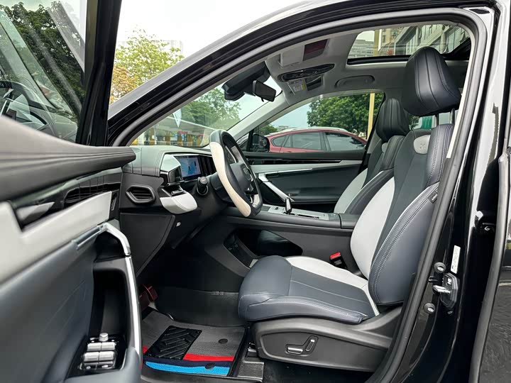 Geely Atlas L, 2024 — фото 7 из 9