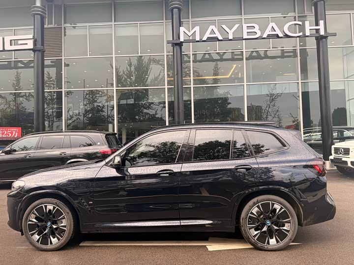 BMW iX3, 2024 — фото 7 из 9