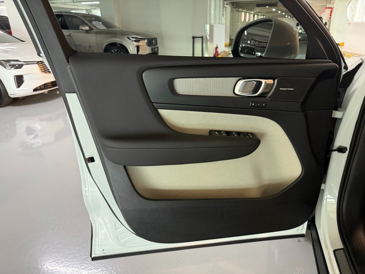 Volvo XC40, 2026 — фото 11 из 12