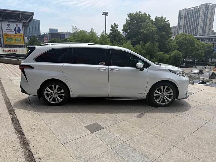 Toyota Sienna, 2024 — фото 4 из 9