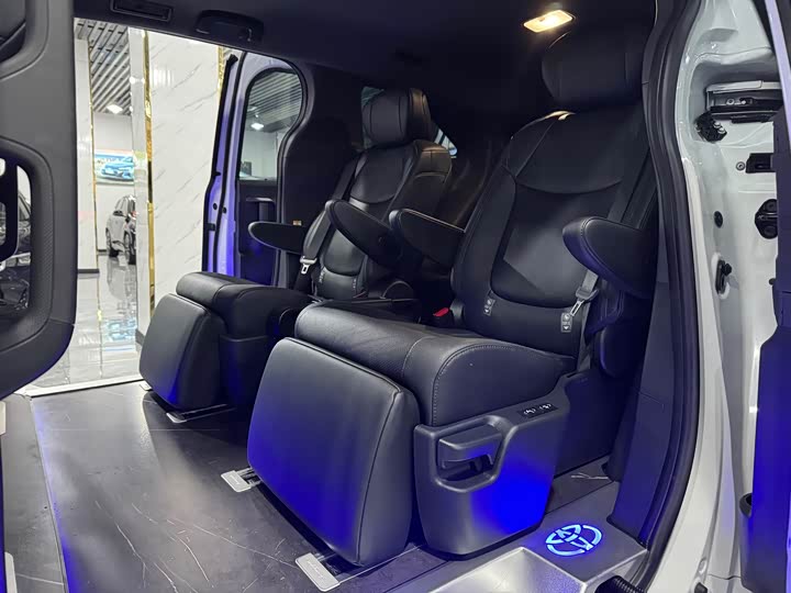 Toyota Sienna, 2023 — фото 5 из 9