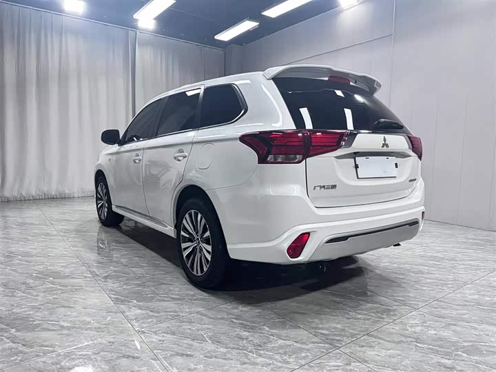 Mitsubishi Outlander, 2022 — фото 4 из 9