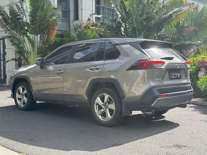 Toyota RAV4 Hybrid, 2023 — фото 7 из 9