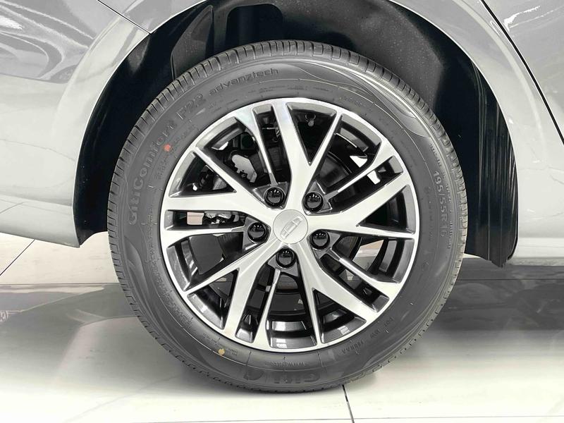 Geely Emgrand, 2025 — фото 7 из 12