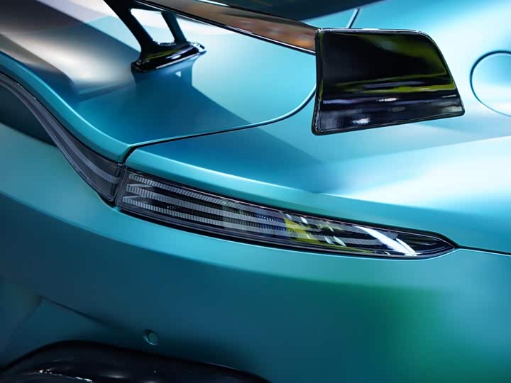 Aston Martin V8 Vantage, 2022 — фото 9 из 9