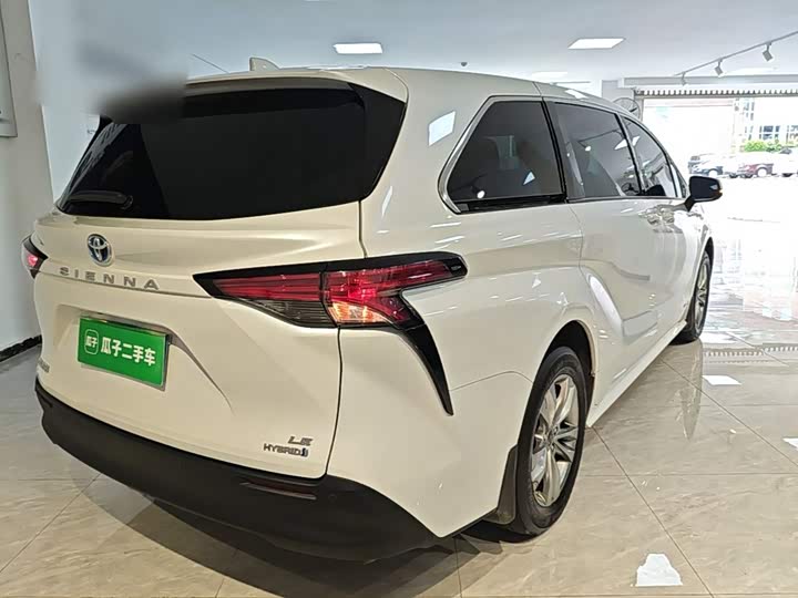 Toyota Sienna, 2023 — фото 7 из 9