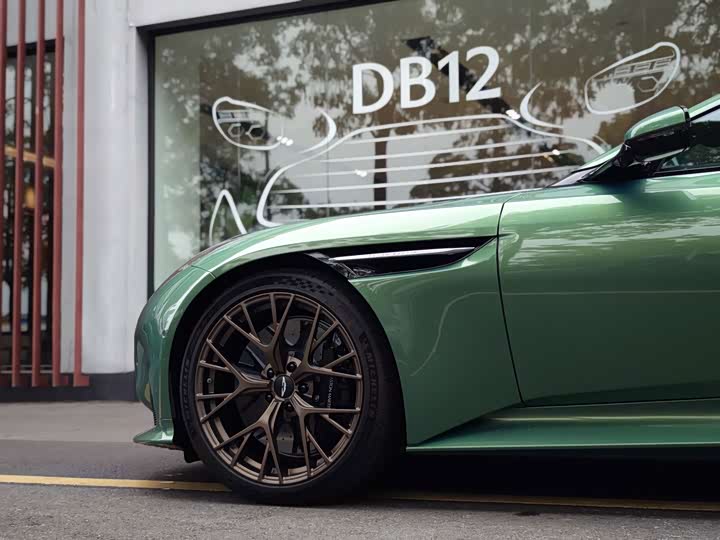 Aston Martin DB12, 2024 — фото 4 из 9