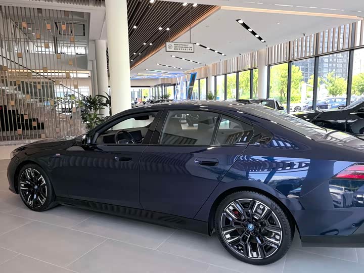 BMW i5, 2023 — фото 5 из 9