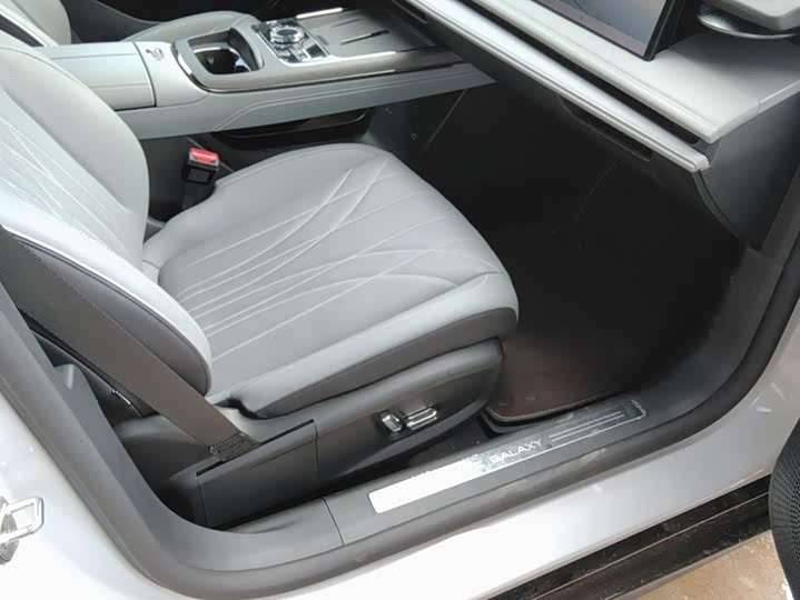 Geely Galaxy E8, 2025 — фото 8 из 9