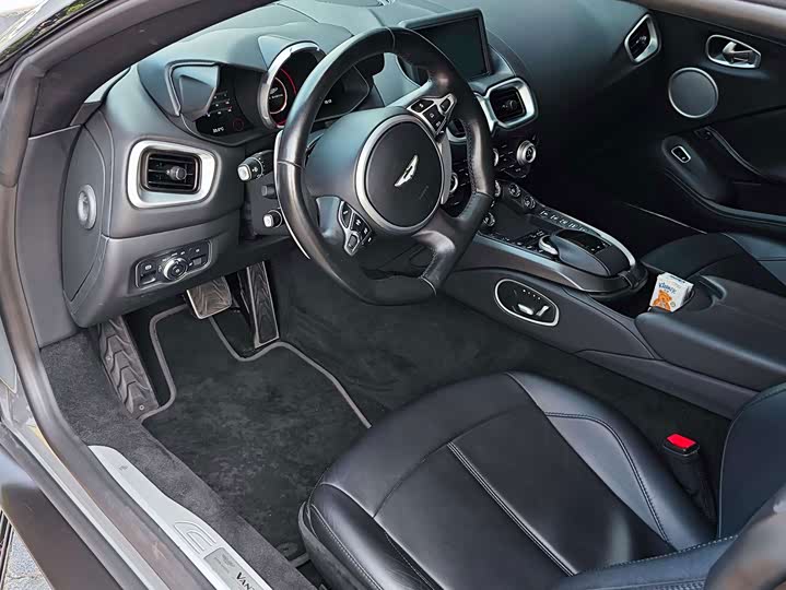 Aston Martin V8 Vantage, 2022 — фото 9 из 9