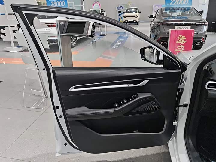 Geely Emgrand, 2026 — фото 7 из 9