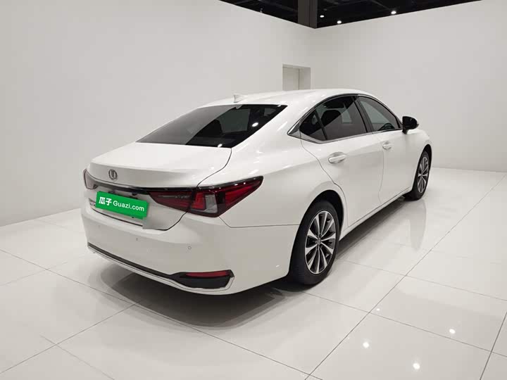 Lexus ES, 2023 — фото 4 из 9