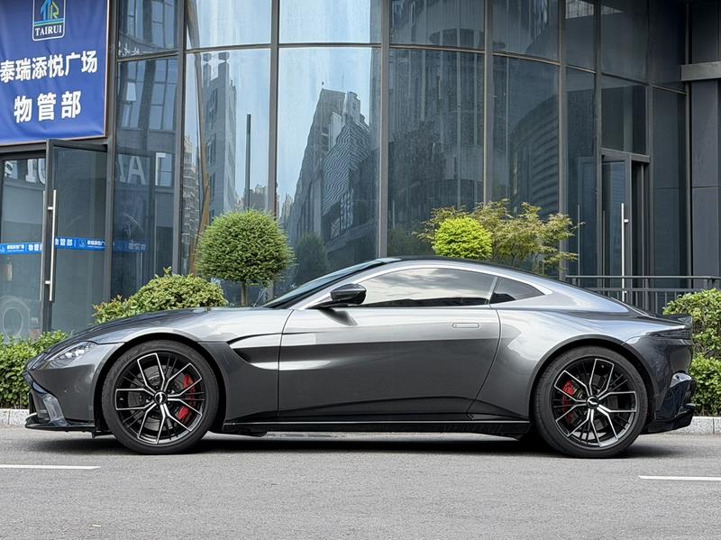Aston Martin V8 Vantage, 2022 — фото 3 из 12