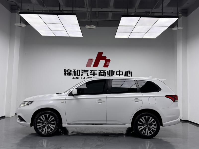 Mitsubishi Outlander, 2023 — фото 4 из 12